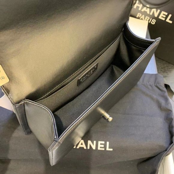 CHANEL HANDBAG - Picture 3 of 8